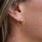 Joobee boucles d'oreilles créoles tressées de Sissi 100 Fils portées